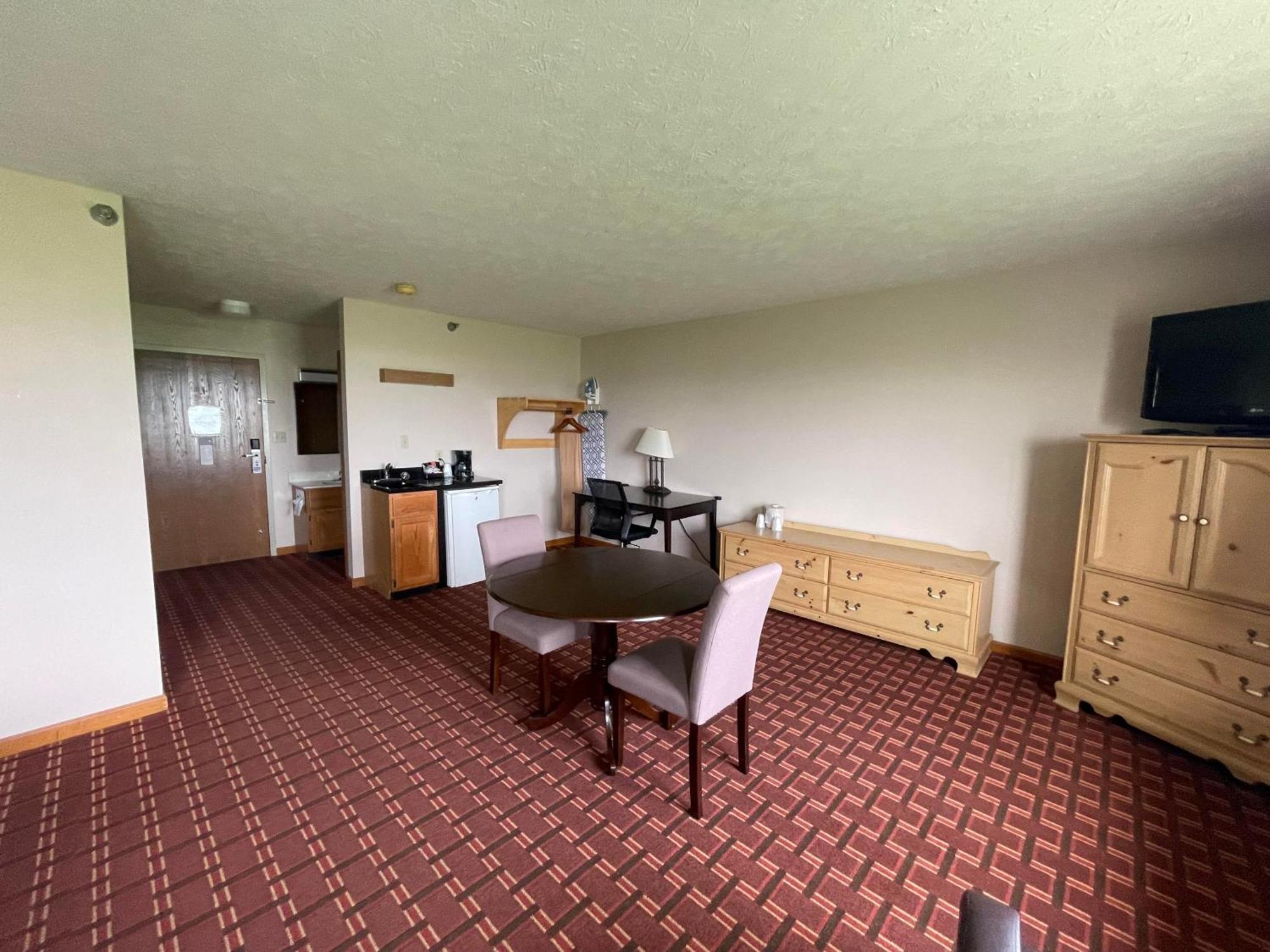 The Woodridge Inn Connersville Buitenkant foto