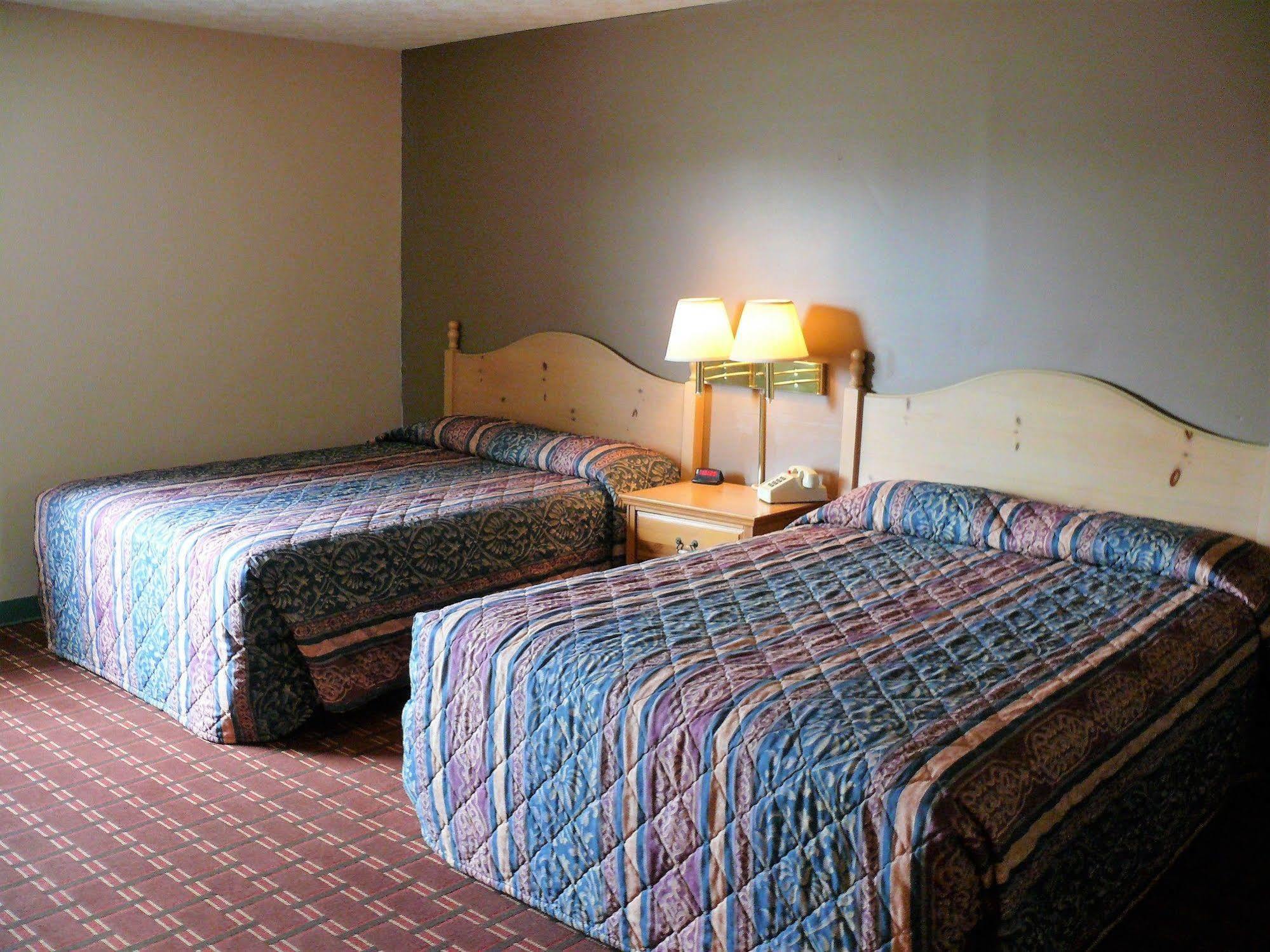 The Woodridge Inn Connersville Buitenkant foto