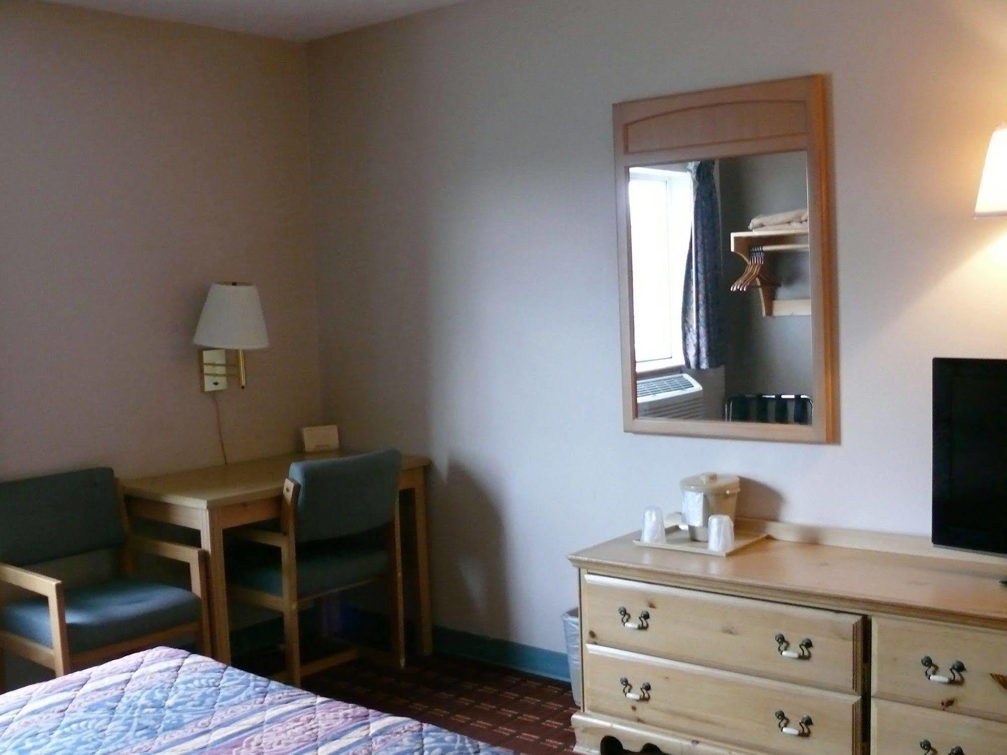 The Woodridge Inn Connersville Buitenkant foto